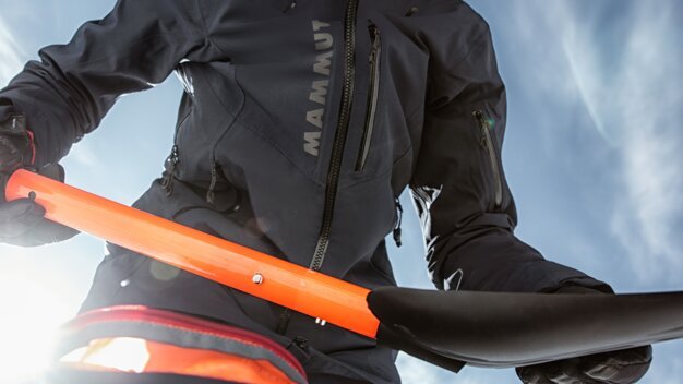 https://www.intersportrent.com/IIC/Blog/Brands/Mammut/Lawinenairbags/image-thumb__27990__ir-2021-content-img/skiing_zermatt_3642_B.jpeg