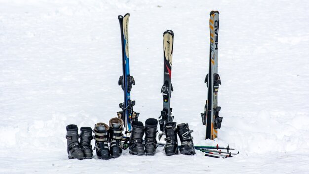 How to clean your skis for wax