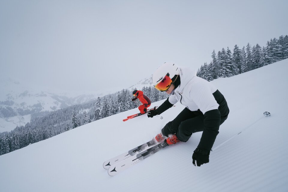© INTERSPORT International Corporation GmbH Zwei Skifahrer auf einer verschneiten Piste. | © INTERSPORT International Corporation GmbH