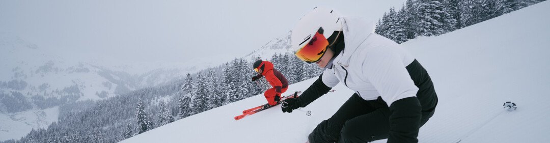 Twee skiërs op een besneeuwde helling. | © INTERSPORT International Corporation GmbH