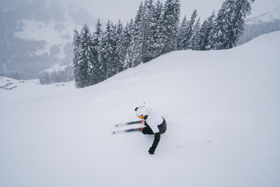 Skier skiing down a snowy slope | © INTERSPORT International Corporation GmbH