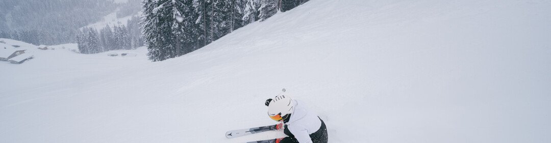 Skiër skiet een besneeuwde helling af | © INTERSPORT International Corporation GmbH