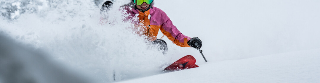 Skiër in diepe poedersneeuw | © Atomic Austria GmbH