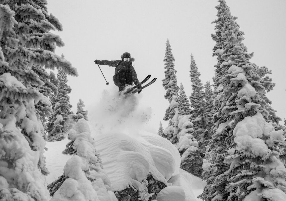 © Cam McLeod 2022 Skieur sautant dans un paysage enneigé | © Cam McLeod 2022