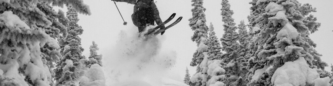 Skiër springt in besneeuwd landschap | © Cam McLeod 2022