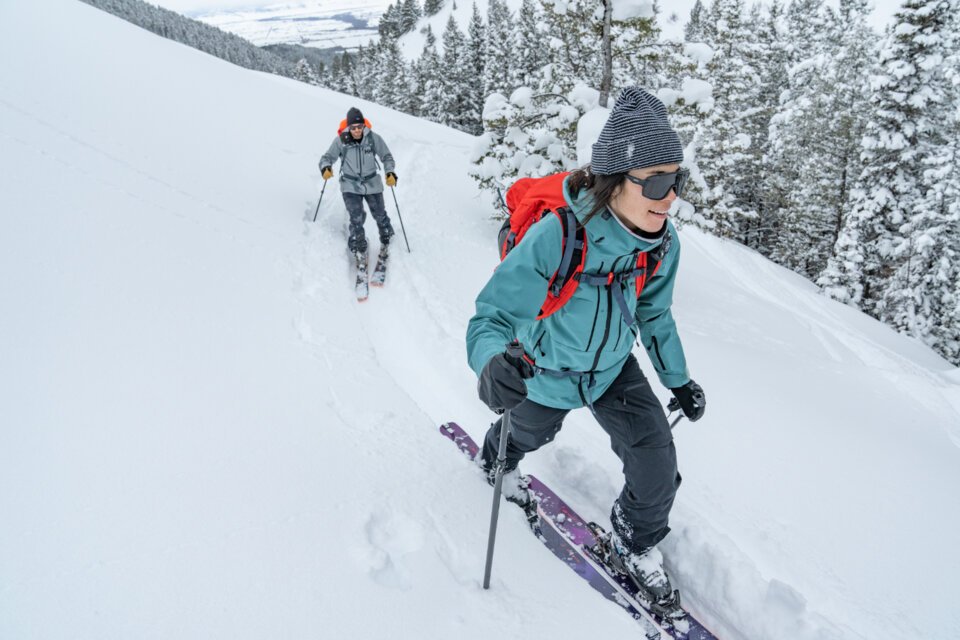 © Atomic Austria GmbH Two people ski touring in a snowy landscape. | © Atomic Austria GmbH