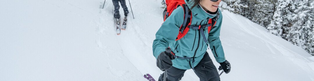 Twee mensen aan het skiën in een besneeuwd landschap. | © Atomic Austria GmbH