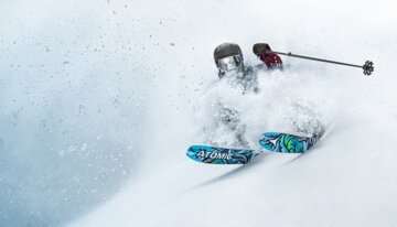 Skieur dévalant dans la poudreuse. | © Atomic Austria GmbH