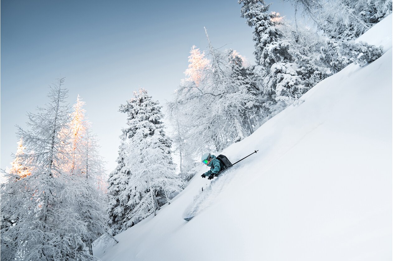 Skieur dévalant une pente enneigée. | © Atomic Austria GmbH