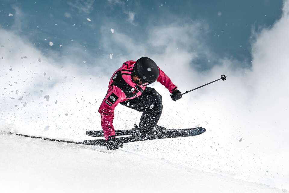 © Atomic Austria GmbH Skieur sautant dans la neige. | © Atomic Austria GmbH