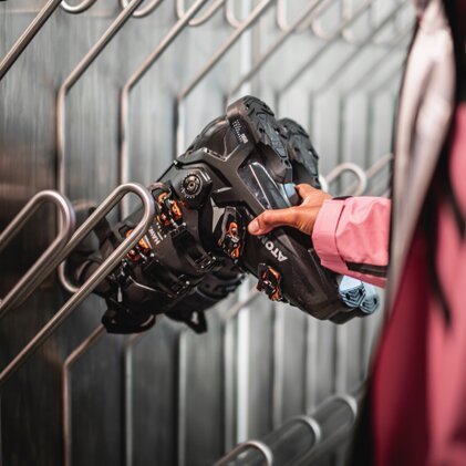 Skischoenen hangen aan een metalen rek. | © Atomic Austria GmbH