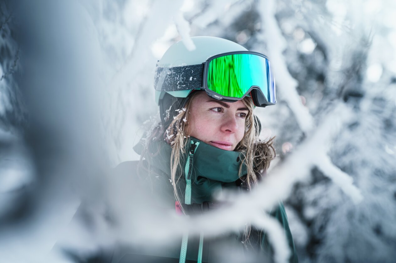 Woman in ski goggles and helmet in snow | © Atomic Austria GmbH