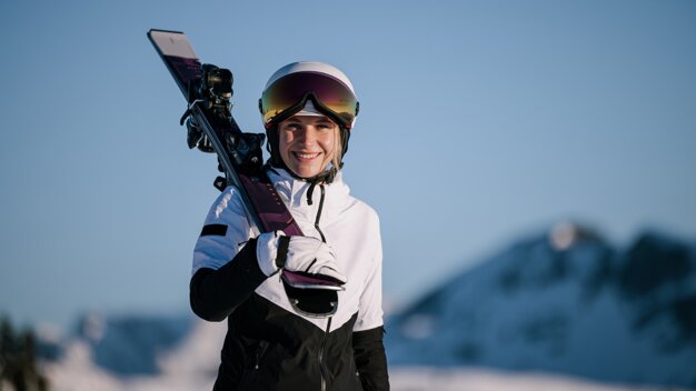 Woman with skis on shoulder | © IIC - INTERSPORT International Corporation GmbH