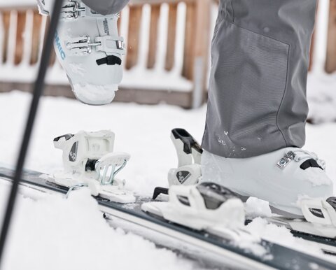 Skischuh wird in Skibindung eingesetzt | © Atomic Austria GmbH