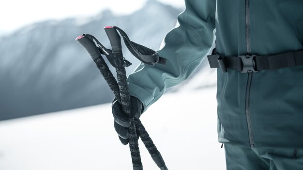 © Atomic Austria GmbH Person hält Skistöcke im Schnee. | © Atomic Austria GmbH