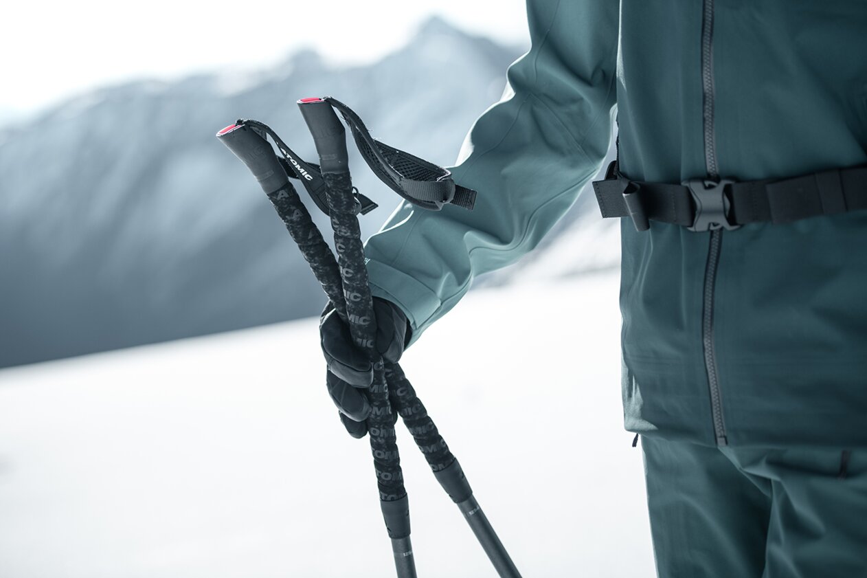 Personne tenant des bâtons de ski dans la neige. | © Atomic Austria GmbH