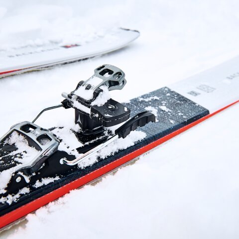 Fixation de ski dans la neige | © Atomic Austria GmbH
