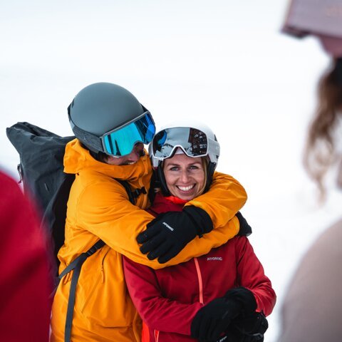 Ein Paar mit Skiausrüstung umarmt sich im Schnee. | © Atomic Austria GmbH