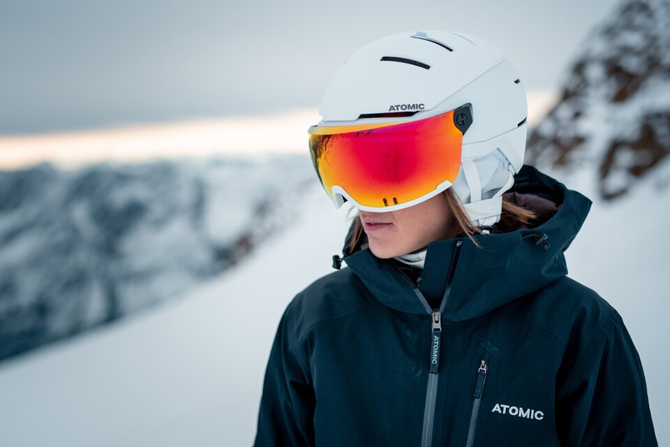 © Atomic Austria GmbH Femme portant un casque de ski et des lunettes Atomic | © Atomic Austria GmbH