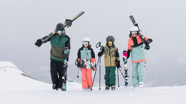 Quatre skieurs en équipement d'hiver sur une pente enneigée. | © IIC/McKINLEY