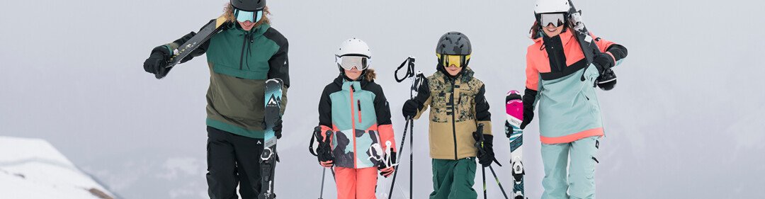 Vier skiërs in winterkleding op een besneeuwde helling. | © IIC/McKINLEY