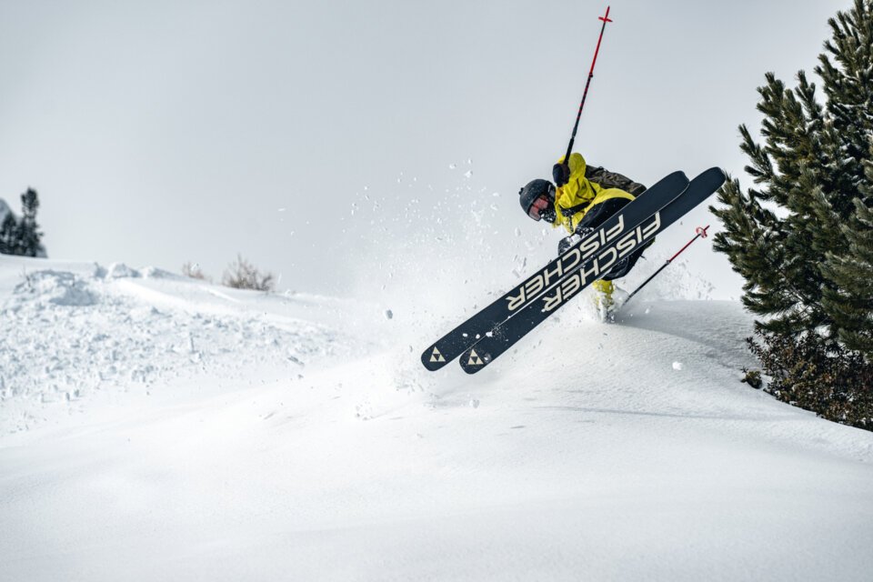 Skier jumping with Fischer skis in the snow. | © Fischer Sports GmbH