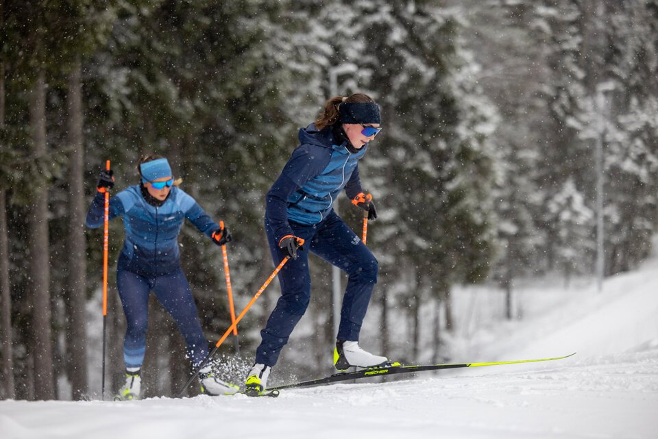 Zwei Frauen beim Skilanglauf im Schnee. | © Fischer Sports GmbH