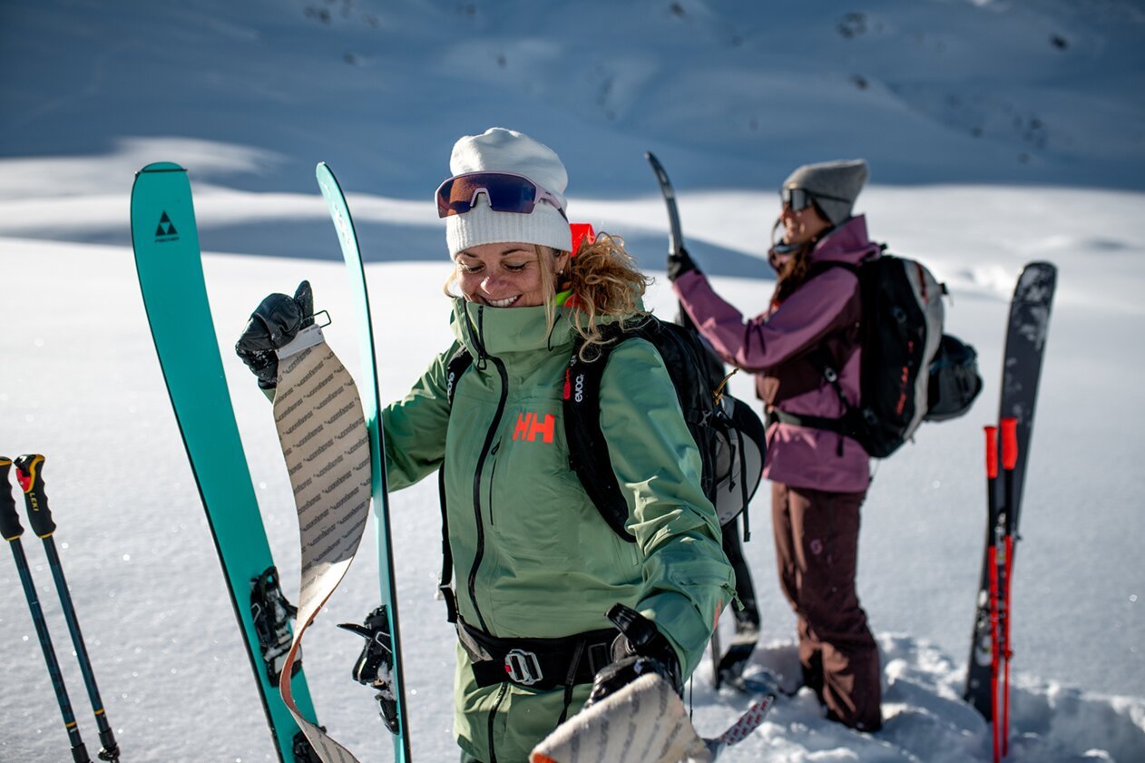Two women backcountry skiing in the snow. | © Fischer Sports GmbH