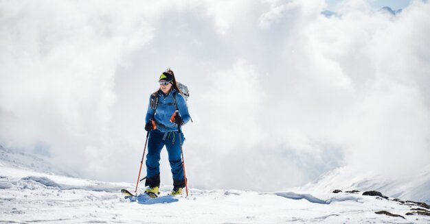 Woman ski touring in a snowy landscape. | © Fischer Sports GmbH