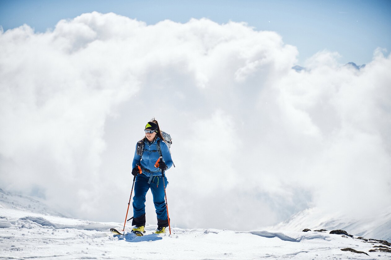 Femme faisant du ski de randonnée dans un paysage enneigé. | © Fischer Sports GmbH