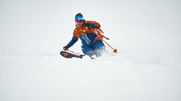 Skier skiing in deep snow. | © Fischer Sports GmbH