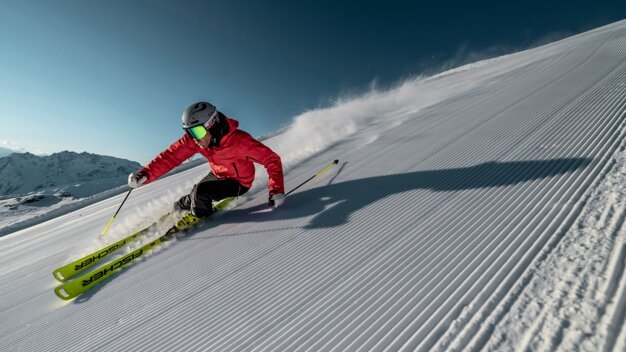 Skier on groomed ski slope. | © Fischer Sports GmbH