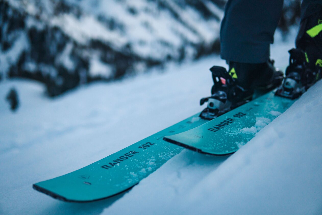 Gros plan de skis dans la neige | © Fischer Sports GmbH