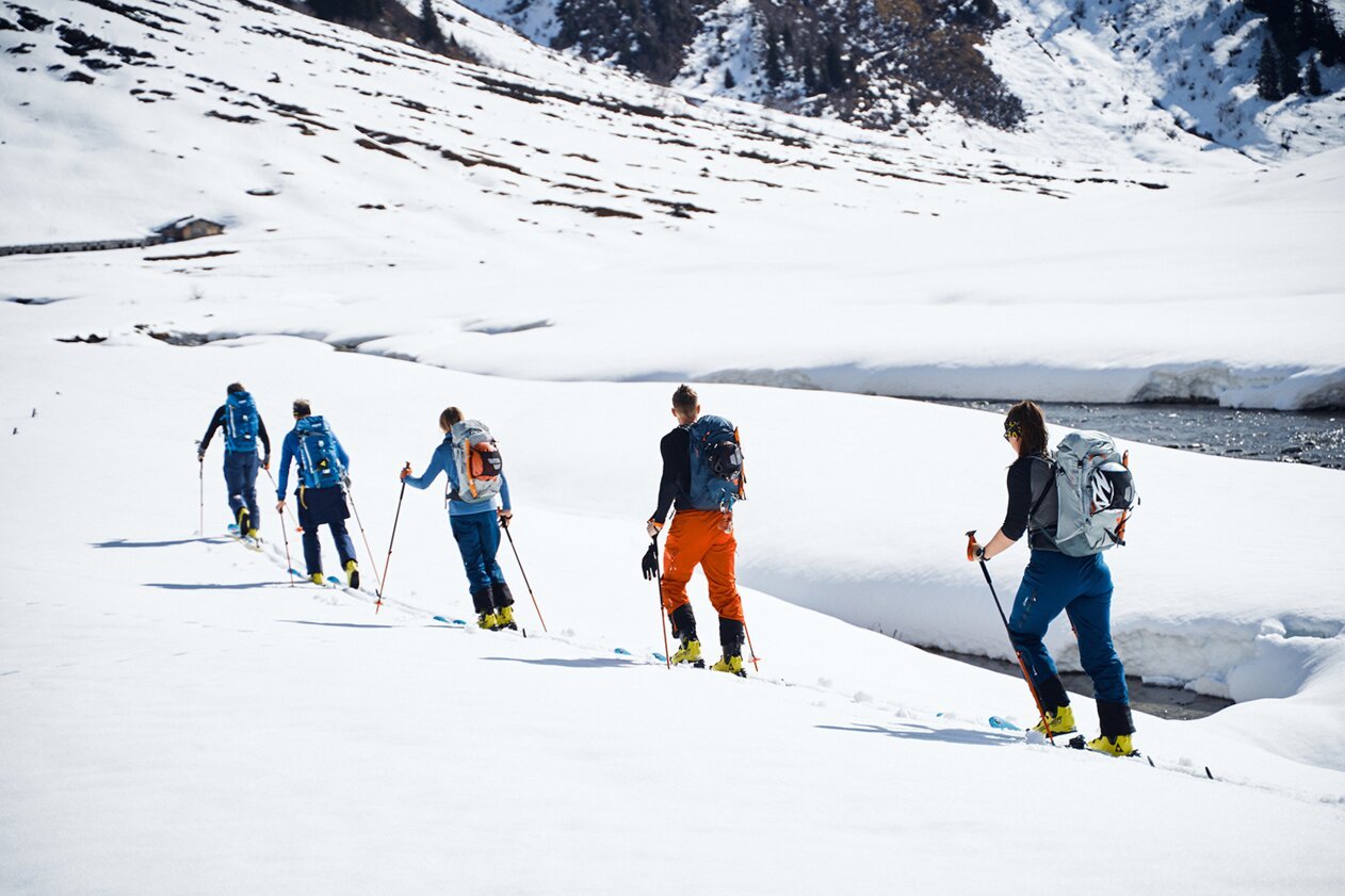 Groupe de randonneurs à ski dans la neige | © Fischer Sports GmbH