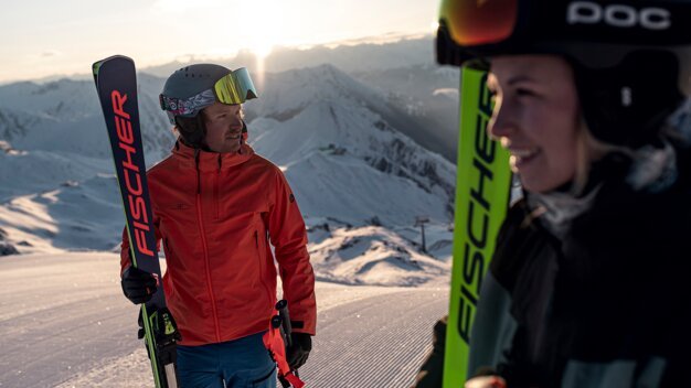 Deux skieurs avec des skis Fischer à la montagne. | © Fischer Sports GmbH