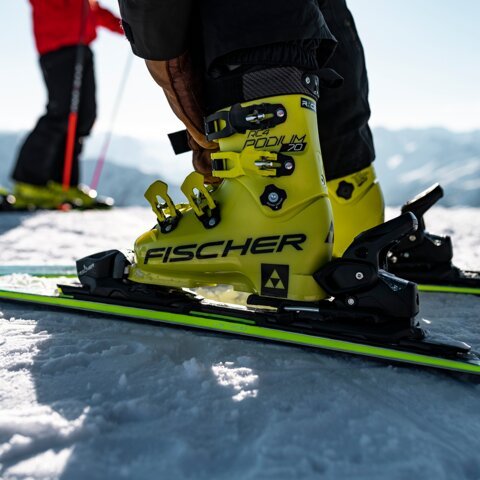 Gelbe Fischer Skischuhe auf Skiern im Schnee. | © Fischer Sports GmbH