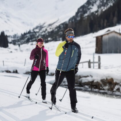 Twee mensen langlaufen in een besneeuwd landschap. | © INTERSPORT International Corporation GmbH