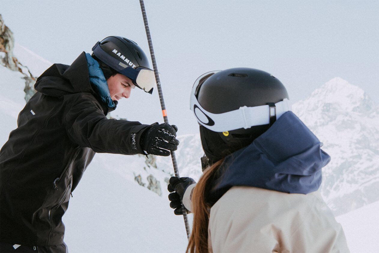 Zwei Skifahrer mit Helmen und Stöcken im Schnee. | © Mammut Archive