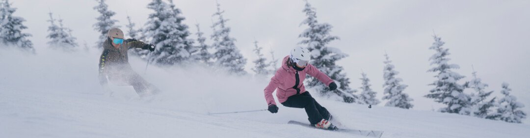 Twee skiërs op een besneeuwde helling | © INTERSPORT International Corporation GmbH
