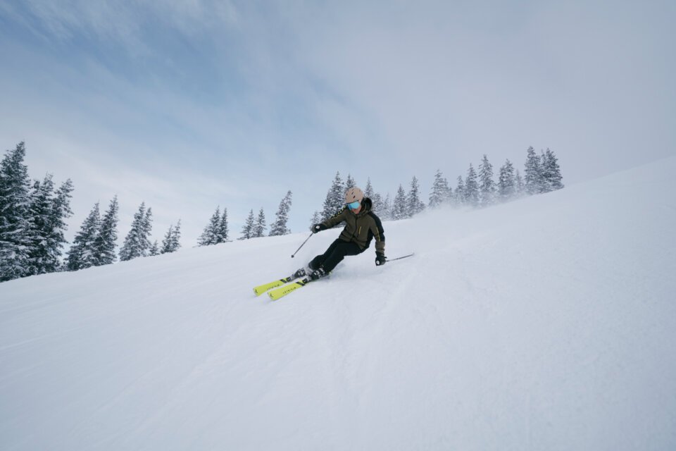 © INTERSPORT International Corporation GmbH Skier skiing down a snowy slope. | © INTERSPORT International Corporation GmbH