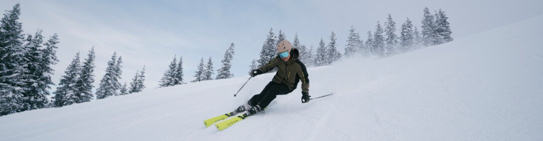 © INTERSPORT International Corporation GmbH Skiër skiet een besneeuwde helling af. | © INTERSPORT International Corporation GmbH