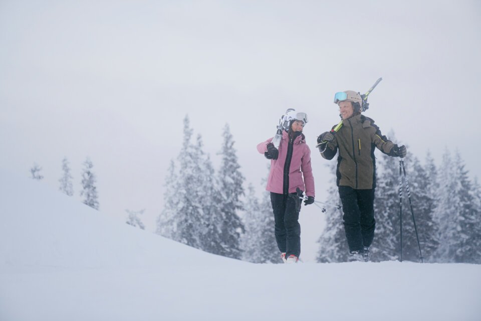 Zwei Skifahrer wandern durch eine verschneite Landschaft. | © INTERSPORT International Corporation GmbH
