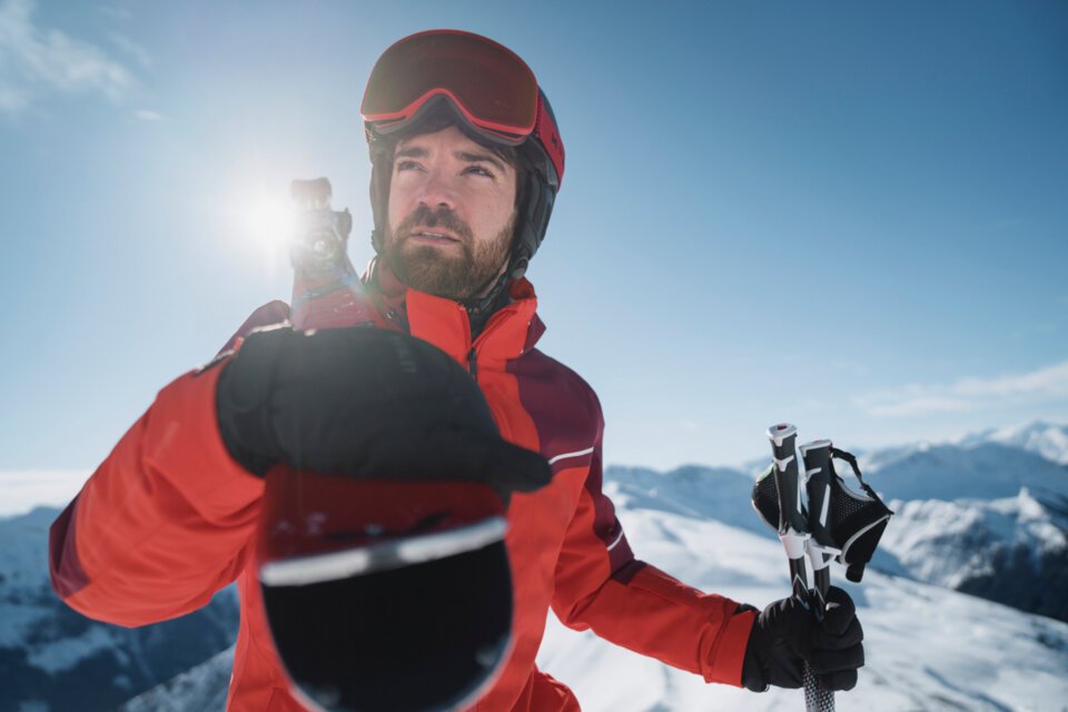 © INTERSPORT International Corporation GmbH Skieur avec skis et bâtons de ski en montagne. | © INTERSPORT International Corporation GmbH