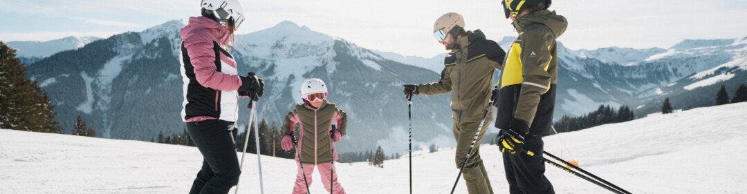 © INTERSPORT International Corporation GmbH Familie aan het skiën in de bergen. | © INTERSPORT International Corporation GmbH