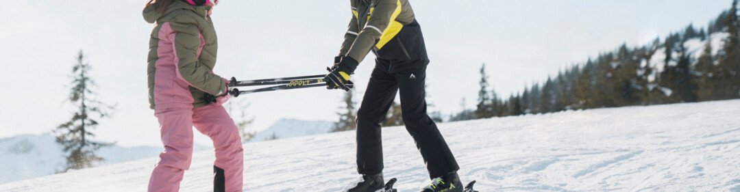 Twee kinderen aan het skiën op een skipiste. | © INTERSPORT International Corporation GmbH