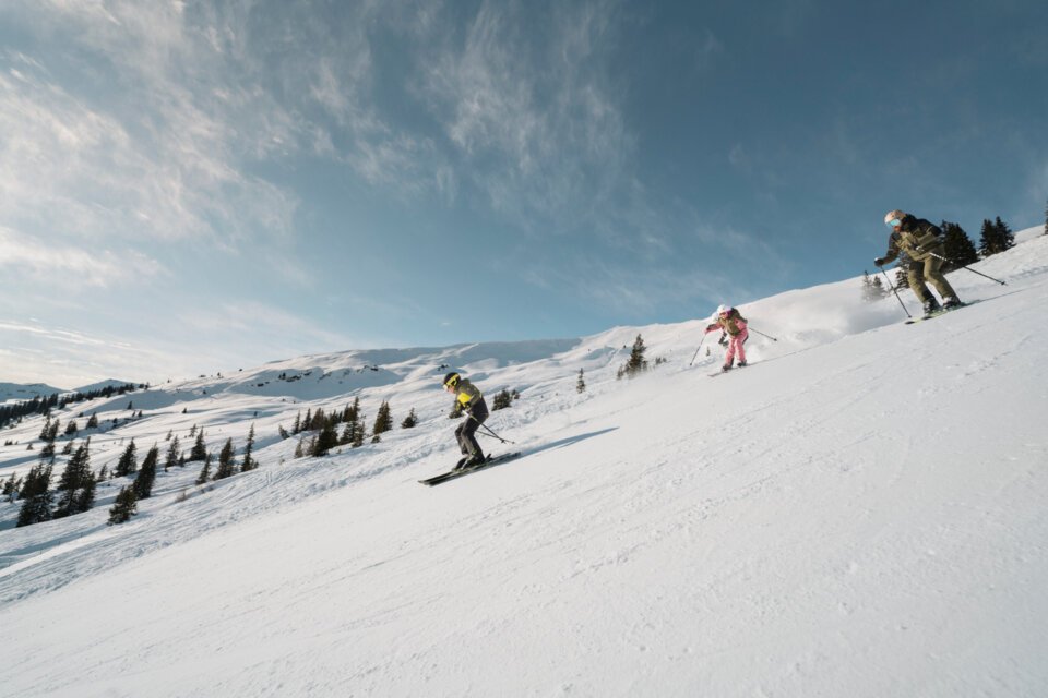 Groupe de skieurs sur une pente enneigée. | © INTERSPORT International Corporation GmbH