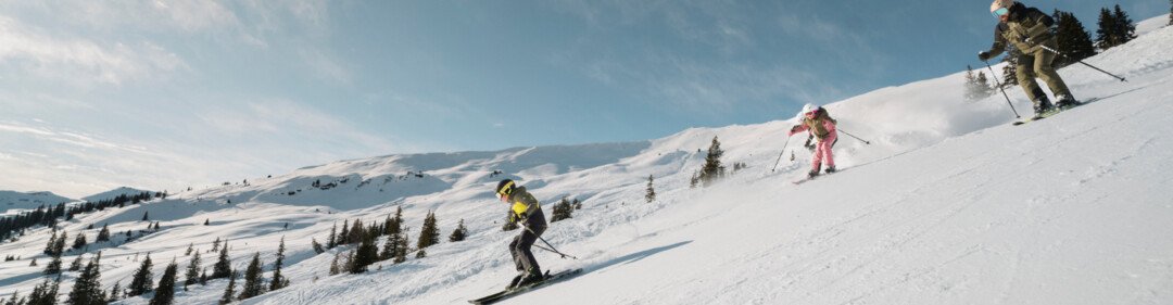 © INTERSPORT International Corporation GmbH Groep skiërs op een besneeuwde helling. | © INTERSPORT International Corporation GmbH