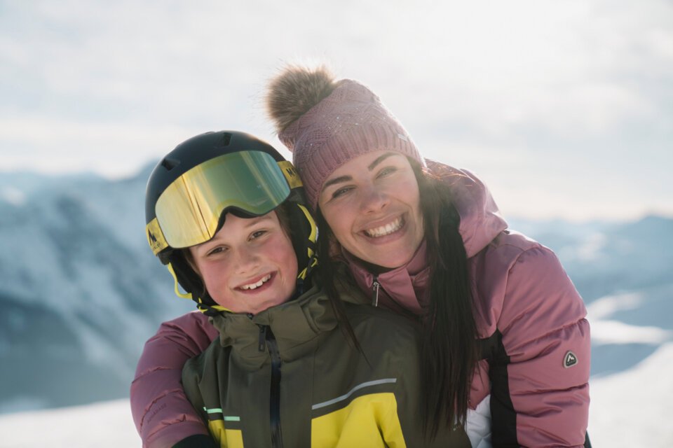 Smiling mother and son skiing | © INTERSPORT International Corporation GmbH
