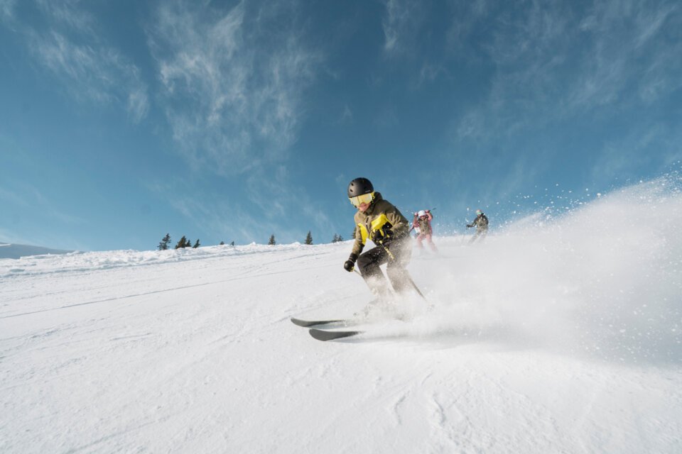© INTERSPORT International Corporation GmbH Skier on a snow covered slope under a bright blue sky | © INTERSPORT International Corporation GmbH