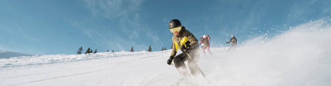 Skiër op een besneeuwde piste onder een helderblauwe lucht | © INTERSPORT International Corporation GmbH